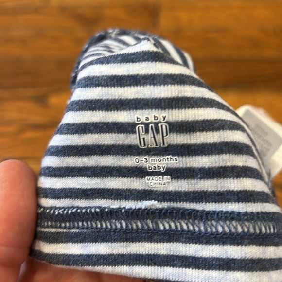 baby GAP First Favorites 2-Pack Striped / Solid Bear Hats Size 0-3 Months - Picture 5 of 6